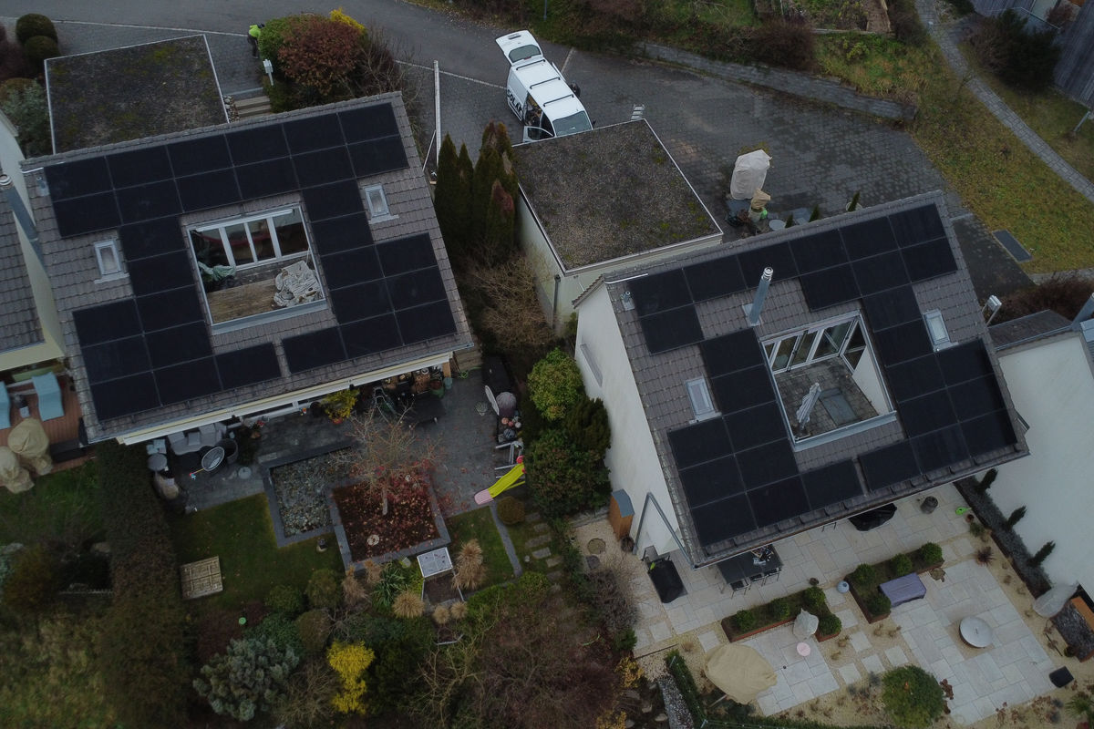 Solaranlagen auf zwei Einfamilienhäusern in Knonau