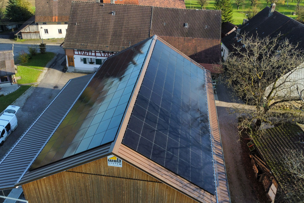 Solaranlage auf einer Einstellhalle in Dägerlen