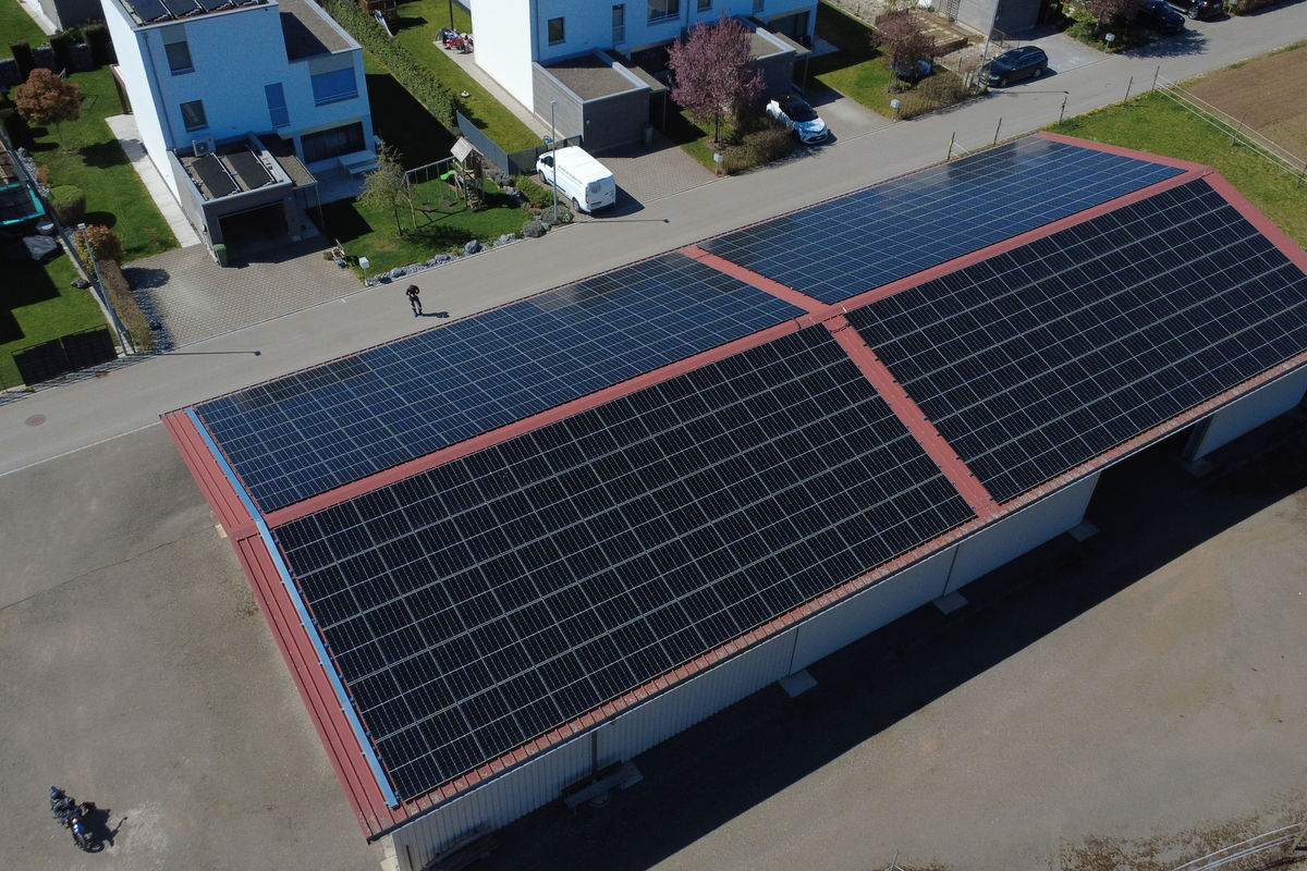 Solaranlage auf einer Einstellhalle in Hallau