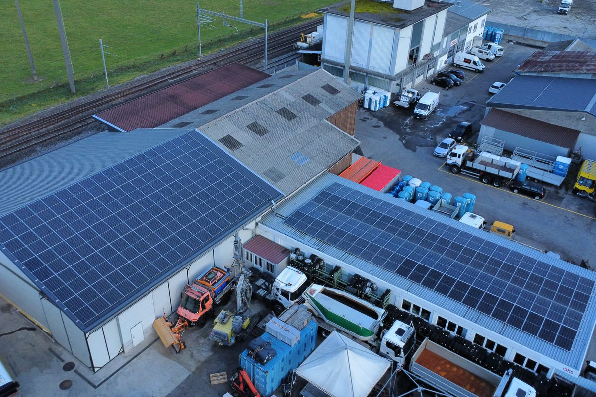 Solaranlage auf einer Einstellhalle in Reichenburg
