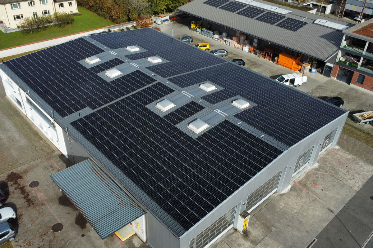 Solaranlage auf einer Einstellhalle in Uznach