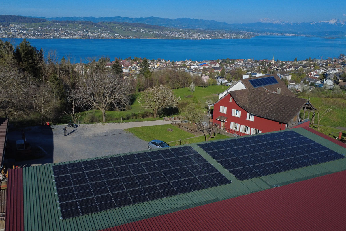 Solaranlage auf einer Einstellhalle in Wädenswil