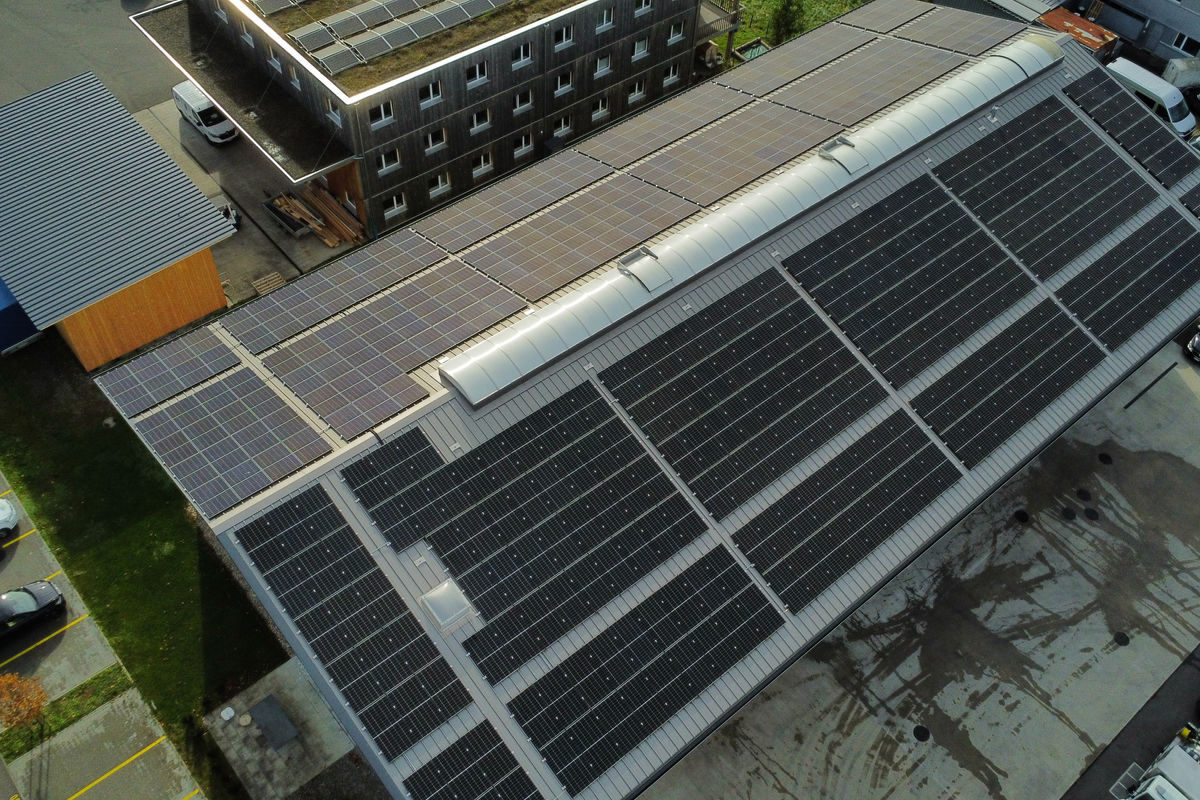 Solaranlage auf einer Industriehalle in Uznach
