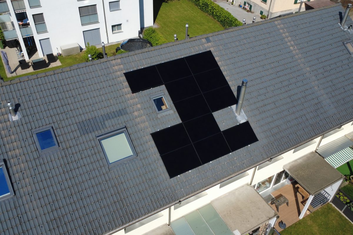 Solaranlage auf einem Reiheneinfamilienhaus in Siebnen